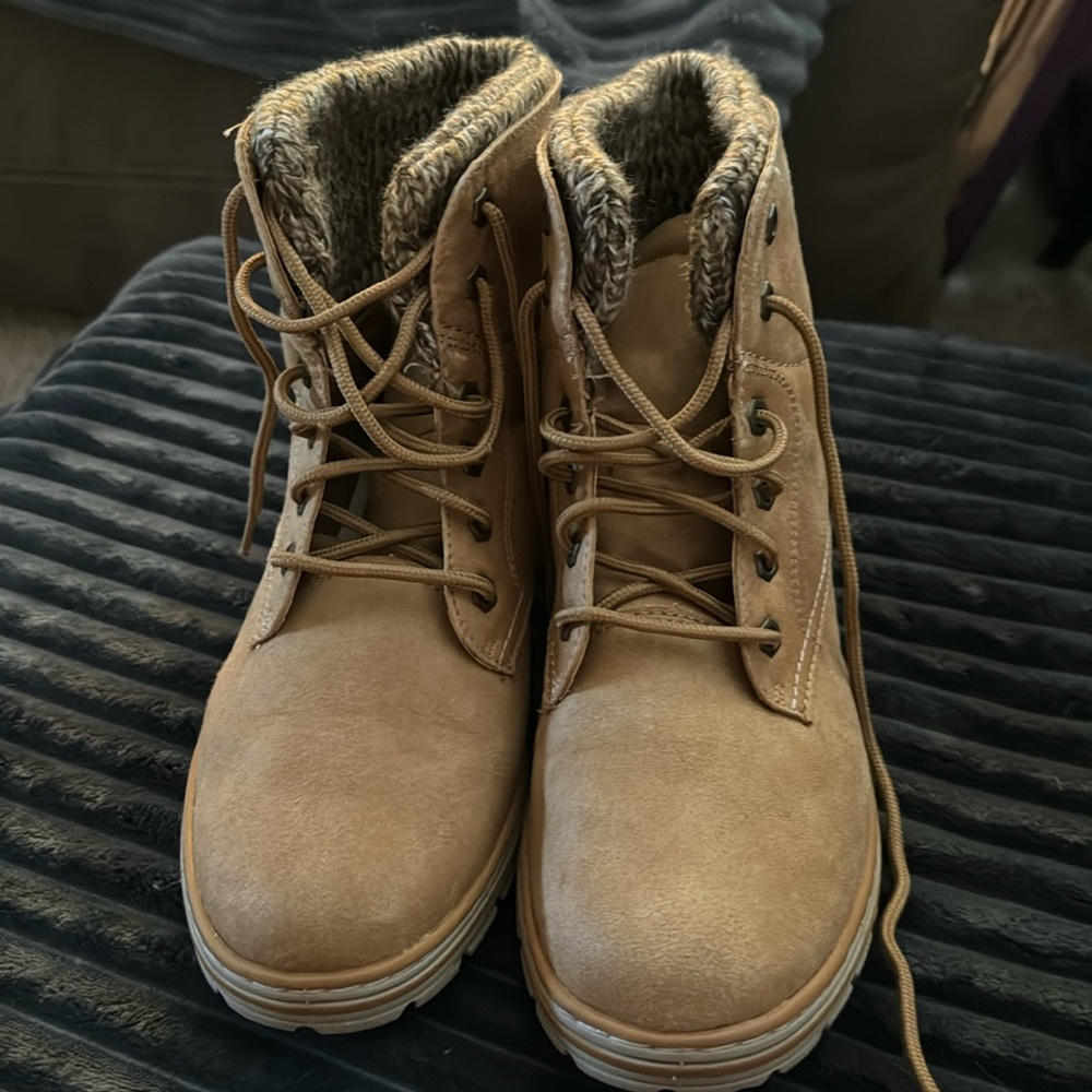 9M Cliff’s by White Mountain. Tan Boots. EUC